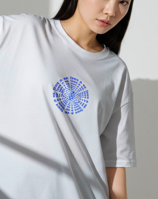 Girl wearing a white t-shirt with a blue Shiv design on a plain background

White oversize T-shirt 240 GM 100% cotton, Krypton Studio India Online